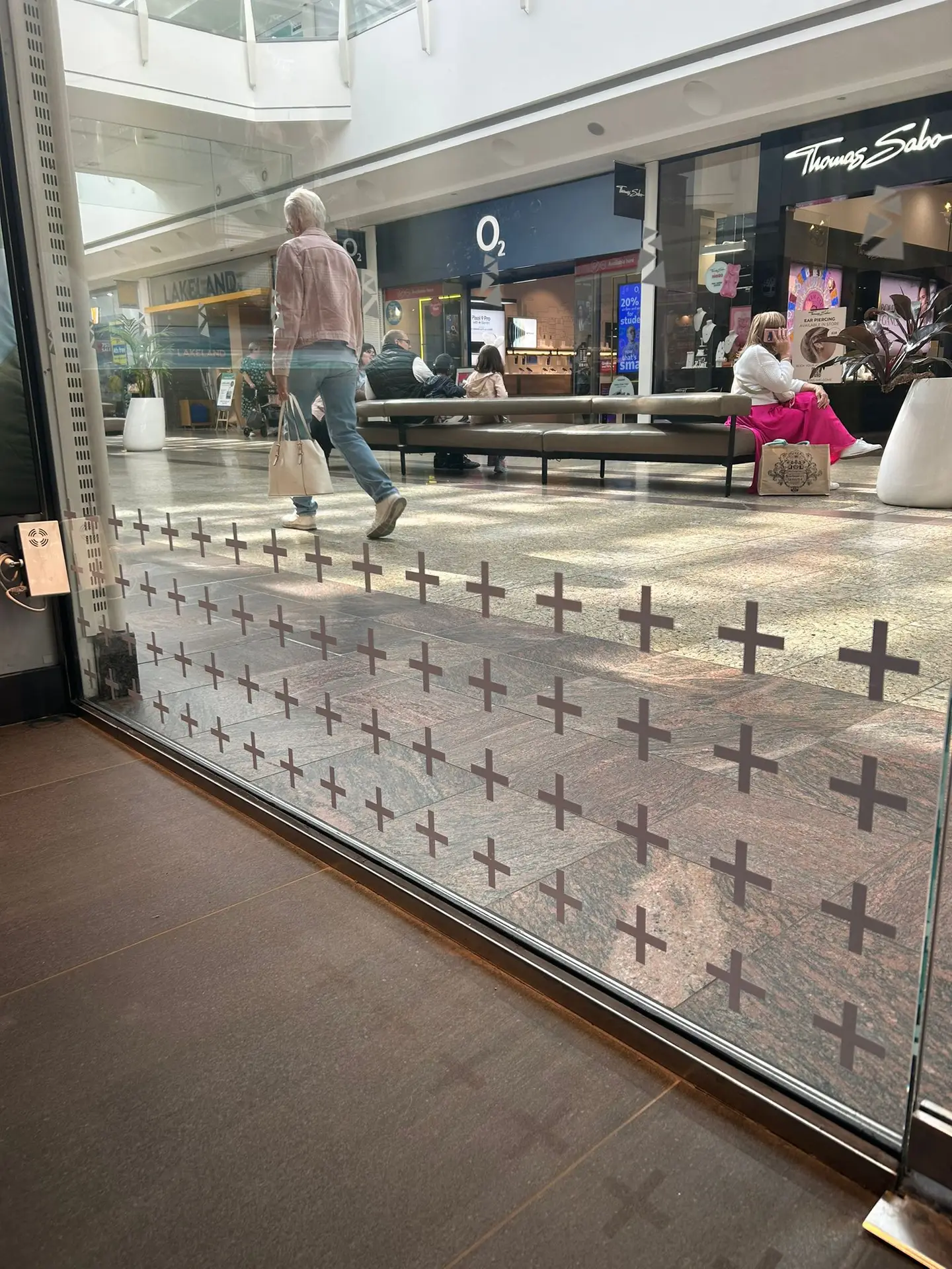Ribble Cycle Stores_retail_window graphics_manifestation