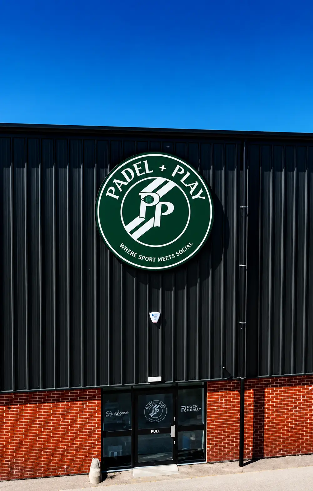 Padel + Play_Sport_Exterior sign